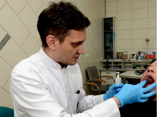 Якщо через застарілий карієс зуб не&nbsp;вдалося врятувати, вихід є: порада експерта