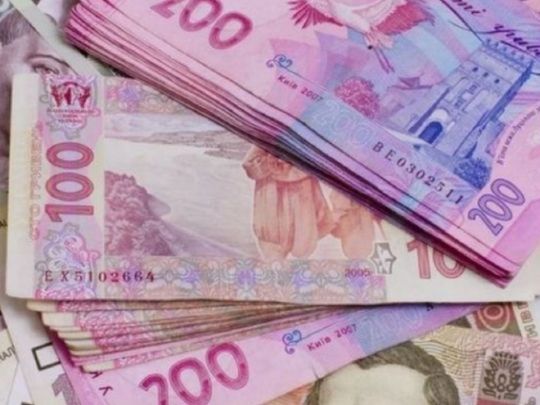 Кабмін вдвічі підвищив зарплати деяким чиновникам: кого це&nbsp;стосується