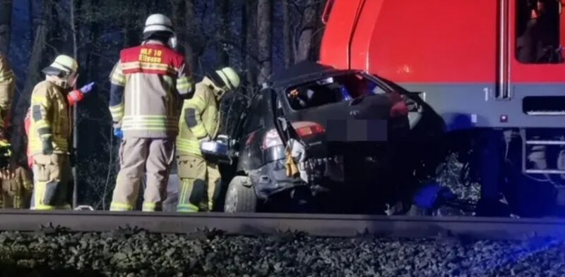 У&nbsp;Німеччині поїзд на&nbsp;повній швидкості врізався в&nbsp;автомобіль: загинуло троє людей (фото)