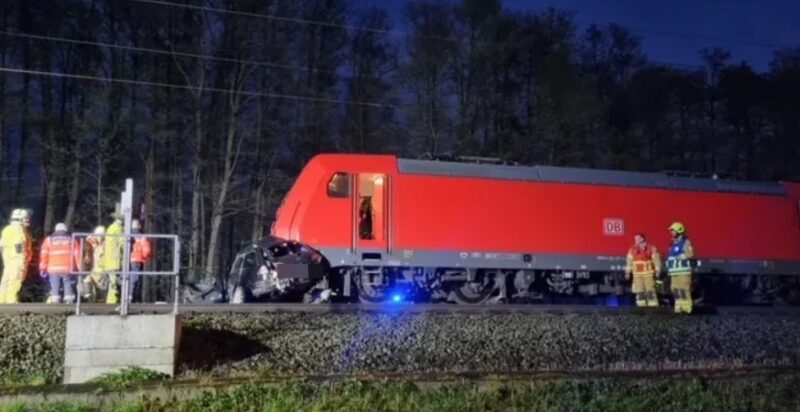 У&nbsp;Німеччині поїзд на&nbsp;повній швидкості врізався в&nbsp;автомобіль: загинуло троє людей (фото)