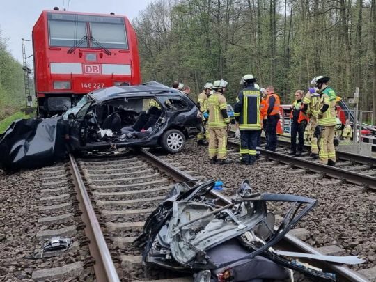 У&nbsp;Німеччині поїзд на&nbsp;повній швидкості врізався в&nbsp;автомобіль: загинуло троє людей (фото)