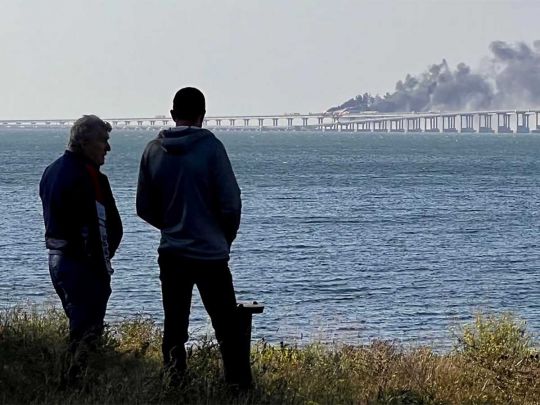 Над Кримським мостом з’явився дим, окупанти заявили про «навчання»