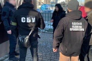 Госинспектор Одесской таможни брал взятки во время оформления гуманитарки