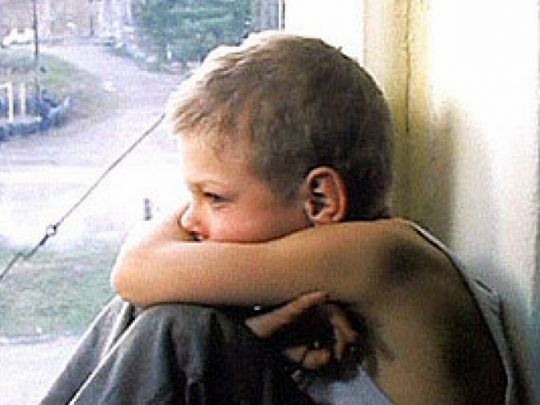 Морила голодом і тримала в собачій клітці: в Австрії судять матір, яка знущалася над 12-річним сином