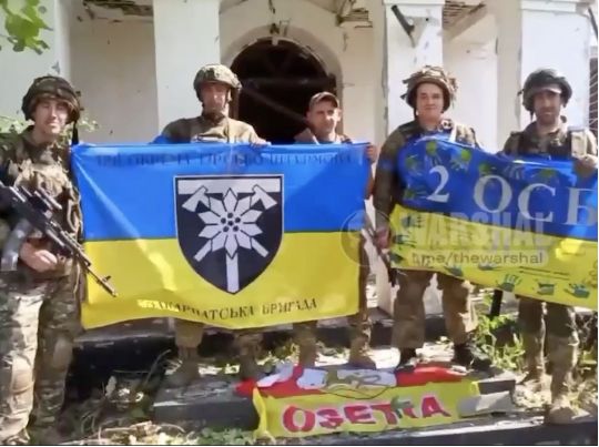 Окупанти тікали, кидаючи техніку, боєприпаси, та&nbsp;зброю: військові показали відео зі&nbsp;звільненого села П&rsquo;ятихатки