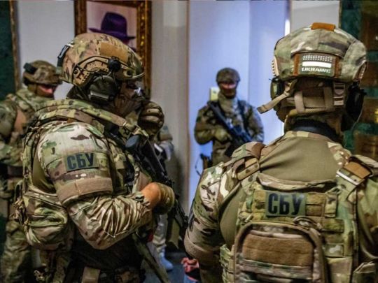 Відключив мирне населення від електрики і подав світло окупантам: у Лимані затримали колишнього електрика