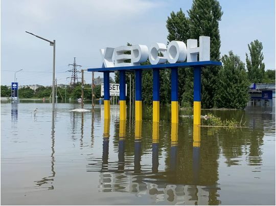 Вода впала на&nbsp;20&nbsp;см, але людей з&nbsp;човнами просять не&nbsp;їхати: в&nbsp;Херсонській ОВА звернулись до&nbsp;волонтерів