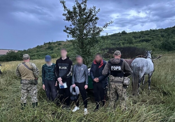 За границу на конях: в Одесской области задержали трех уклонистов и иностранца-переправщика