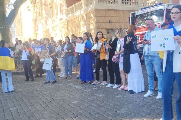 Одесситы снова вышли на пикет против неуместных во время войны тендеров