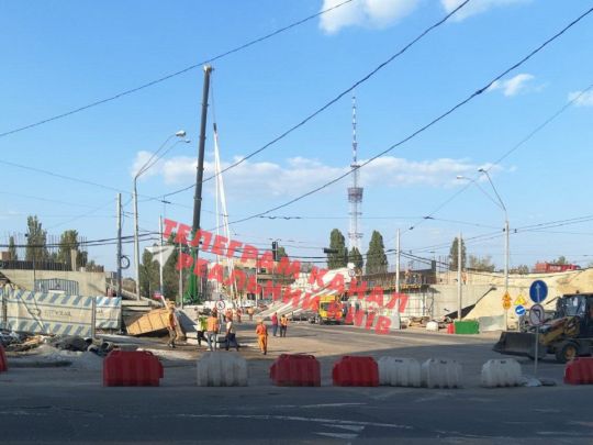 У Києві обвалилися декілька прольотів Дегтярівського мосту на Шулявці