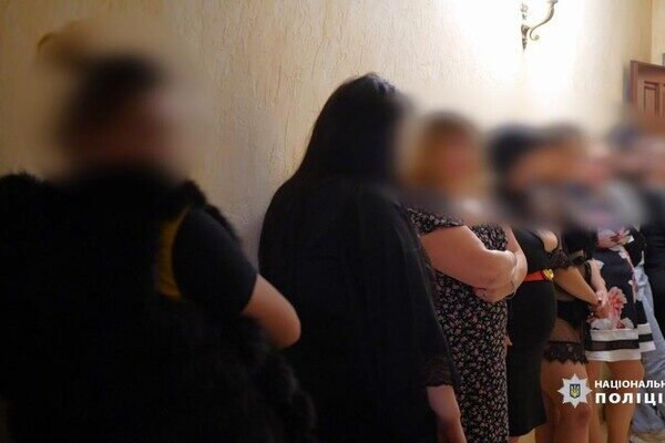 В массажном салоне Одессы задержали проституток