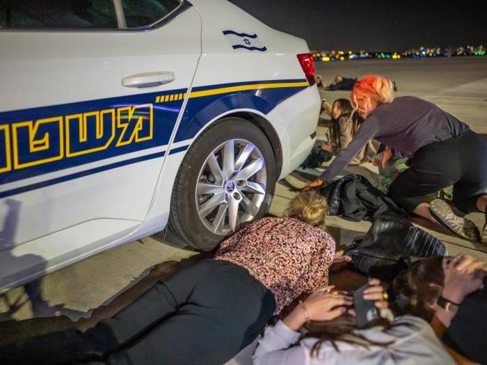 Канцлер ФРН ліг обличчям в асфальт під час обстрілу Ізраїлю ХАМАС