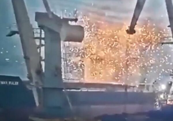 В сети появилось видео попадания ракеты в судно, заходившее в порт Большой Одессы &nbsp;