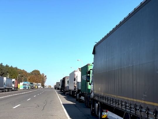Майже дві тисячі автомобілів застрягли у багатокілометрових пробках на кордоні через страйк польських перевізників (відео)