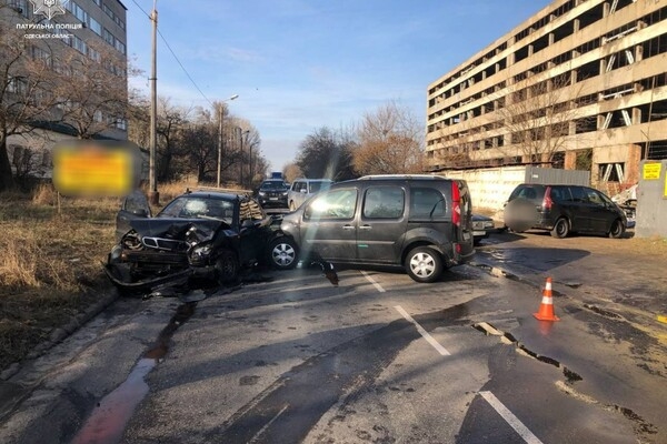На Житомирской произошло тройное ДТП: есть пострадавшие