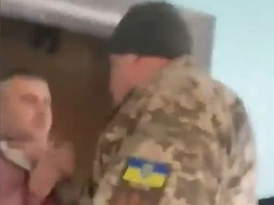«Я б тебе задушив…»: на Львівщині з погрозами та матюками виписали повістку священикові (відео)