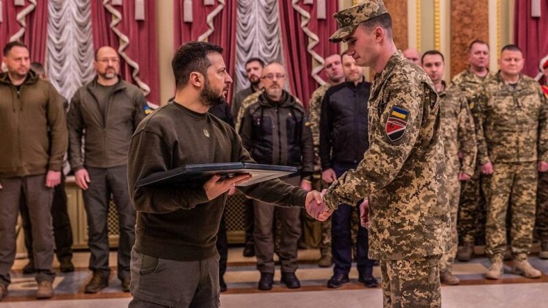 &laquo;В&nbsp;мене влучили 9 куль, але я&nbsp;продовжив керувати боєм&raquo;: офіцер, який 24 лютого був на&nbsp;Чонгарі, про те, чому там не&nbsp;підірвали мости