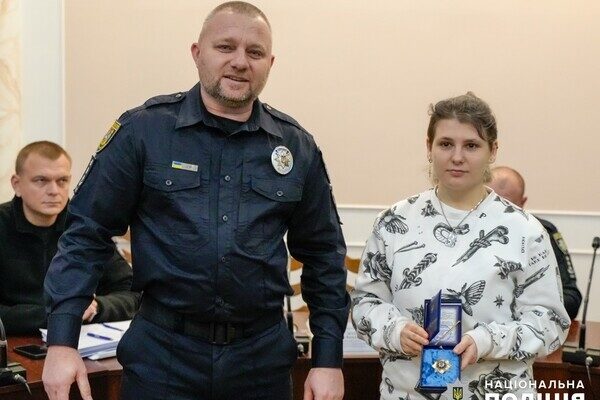 В Одесской области наградили поисковиков, разыскавших подростков в катакомбах В Одесской области наградили поисковиков, разыскавших подростков в катакомбах