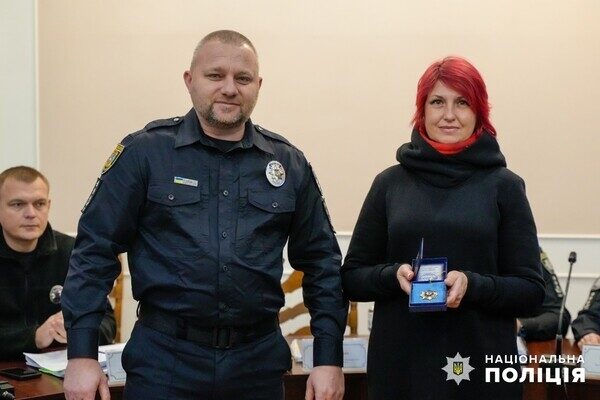 В Одесской области наградили поисковиков, разыскавших подростков в катакомбах В Одесской области наградили поисковиков, разыскавших подростков в катакомбах