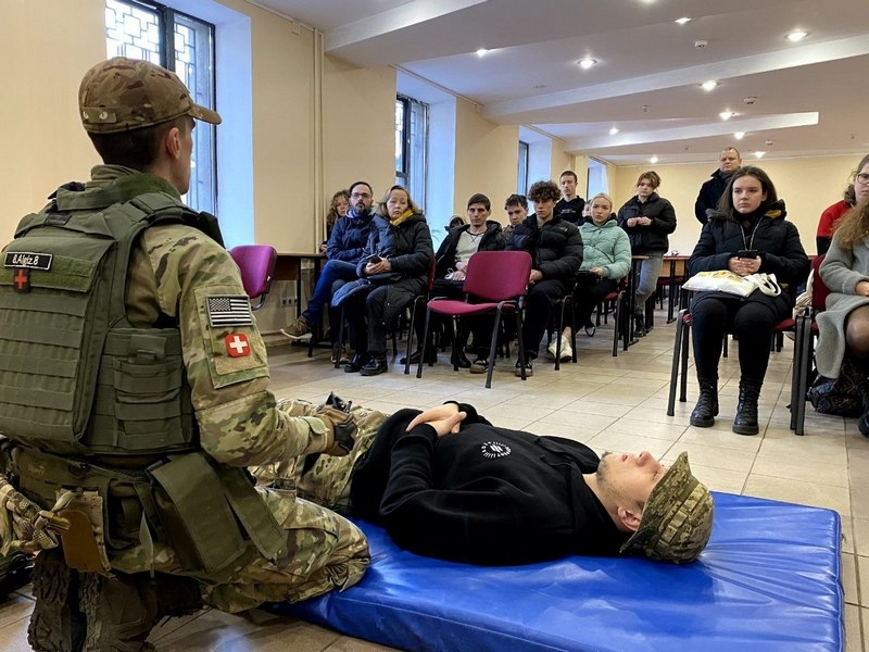 «Ми травмовані цією війною люди, тому найголовніше — відчепитися від себе й від інших», — Дмитро Золотухін