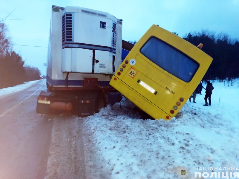 Під Черніговом зіштовхнулися фура та шкільний автобус: є постраждалі