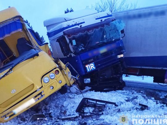 Під Черніговом зіштовхнулися фура та шкільний автобус: є постраждалі