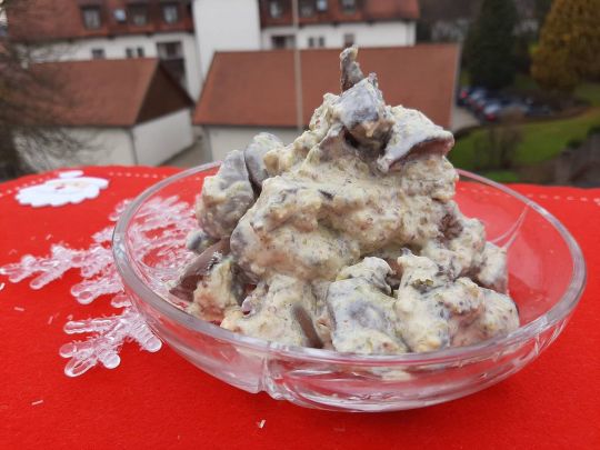 Салат із&nbsp;курячою печінкою та&nbsp;соусом із&nbsp;маринованими огірками: смачно та&nbsp;незвично