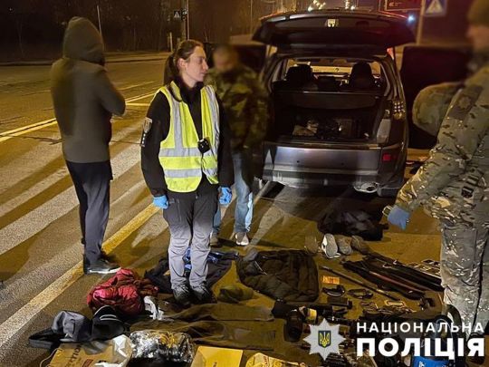 Відбивалися ножем та&nbsp;гранатою: спіймані на&nbsp;гарячому злодії чинили опір поліцейським у&nbsp;Києві (фото, відео)