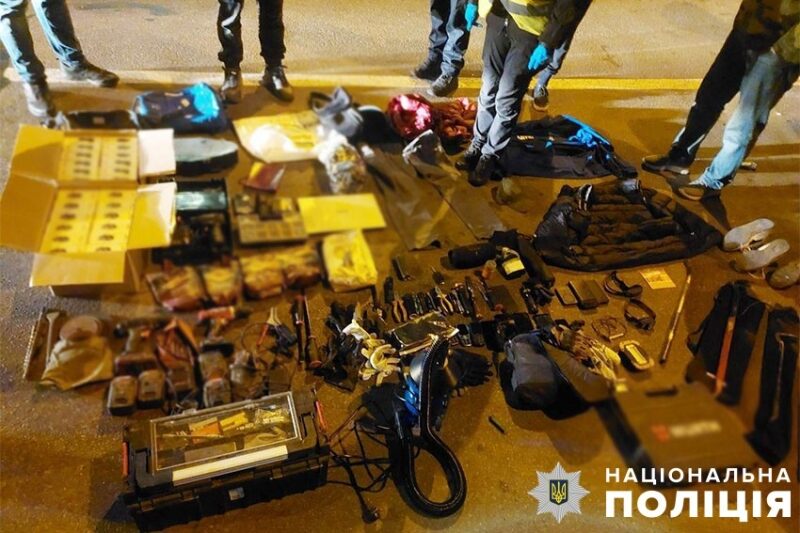 Відбивалися ножем та&nbsp;гранатою: спіймані на&nbsp;гарячому злодії чинили опір поліцейським у&nbsp;Києві (фото, відео)