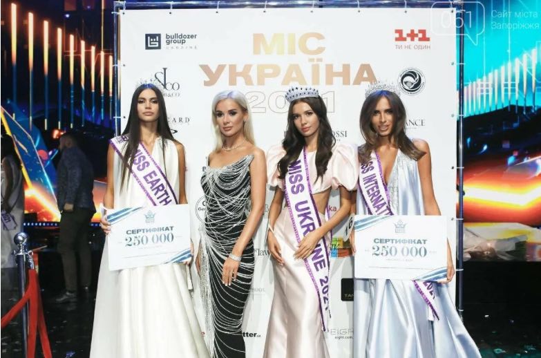 Чемпіон світу з&nbsp;&laquo;Динамо&raquo; покликав заміж красуню-модель у&nbsp;її&nbsp;день народження (фото, відео)