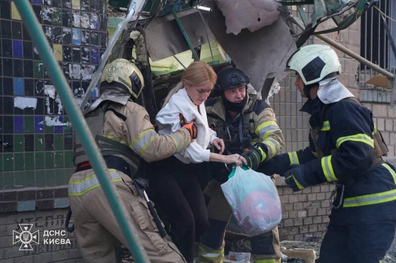 Київ знову під ударом: пошкоджено станцію метро, зруйновано багатоповерхівку, є&nbsp;загиблі (фото, відео)