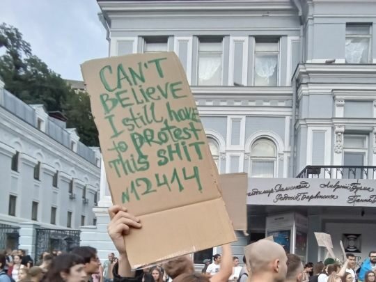 &laquo;Суспільство виросло, а&nbsp;політики&nbsp;&mdash; ні&raquo;: аналітик про революцію картонок, помилку влади і&nbsp;демонів, яких випустила Банкова