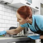 Три способи, які відмиють до блиску кухню від застарілого жиру