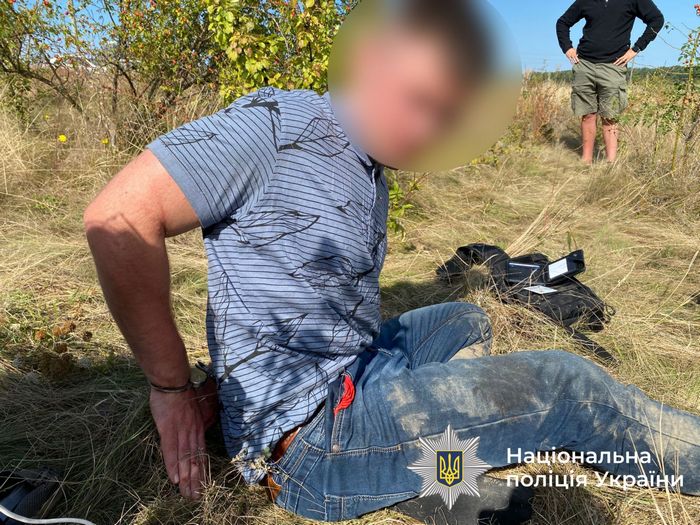 Жінки плакали, кричали, що&nbsp;вбивця &laquo;зарізав хлопчиків, як&nbsp;телят&raquo;: подробиці вбивства на&nbsp;Вінниччині двох старшокласників їхнім вчителем