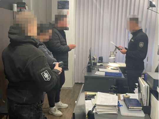&laquo;Били по&nbsp;голові та&nbsp;тілу&raquo;: у&nbsp;Києві поліцейські біля ТЦК звіряче знущались із&nbsp;затриманого (відео)