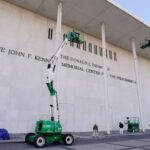Демократы оспаривают переименование Центра Кеннеди в честь Трампа