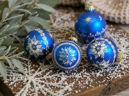 &laquo;Різдвяні кульки можна підвісити на&nbsp;віконну раму за&nbsp;допомогою різнокольорових стрічок&raquo;,&nbsp;&mdash; мисткиня Габріела Крехт