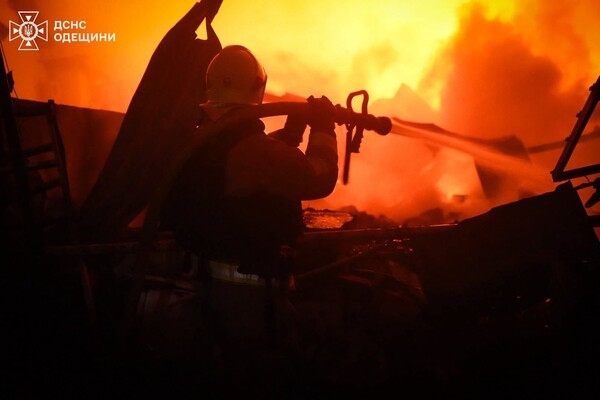 Ночной обстрел Одессы: получили повреждения дома, травмировались люди