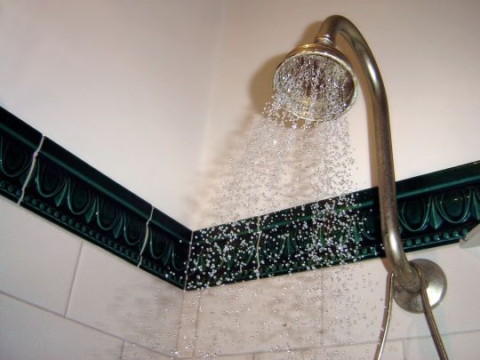 Теплий, а&nbsp;не&nbsp;гарячий: лікар пояснив, який душ краще приймати взимку