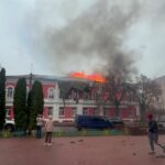 Будівля міськради Прилук горить після атаки дронів на Чернігівщині