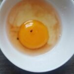 Червона цятка в яйці: чи безпечно його їсти