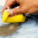 Як вивести плями на джинсах без прання: дієві лайфхаки