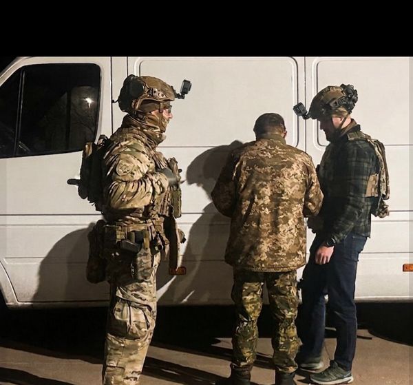 НП&nbsp;у&nbsp;Рівному: після трьох годин переговорів поліція переконала військового втікача не&nbsp;підривати гранату (фото)