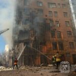 У Харкові пряме влучання у житловий будинок: моторошні кадри (фото, відео)