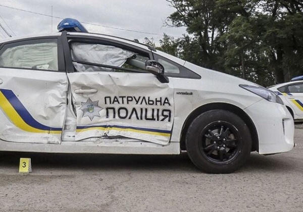 В Одессе прохожие повредили автомобиль полицейских: подробности конфликта