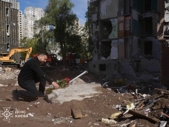 Біля зруйнованого будинку у&nbsp;Києві Зеленський вшанував пам'ять загиблих внаслідок удару росіян (фото)