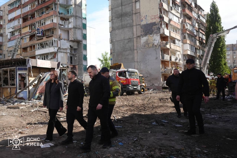 Біля зруйнованого будинку у&nbsp;Києві Зеленський вшанував пам'ять загиблих внаслідок удару росіян (фото)