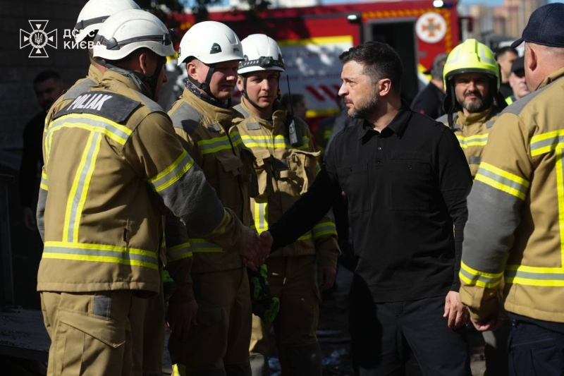 Біля зруйнованого будинку у&nbsp;Києві Зеленський вшанував пам'ять загиблих внаслідок удару росіян (фото)