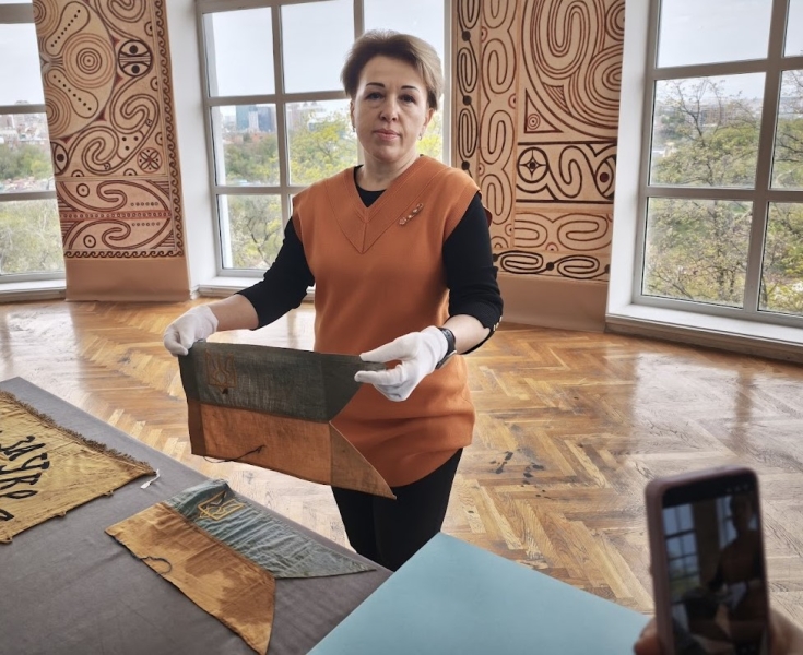 Прапори, які були на&nbsp;автомобілі Симона Петлюри: в&nbsp;Києві показали частину унікальної колекції, переданої з&nbsp;Канади
