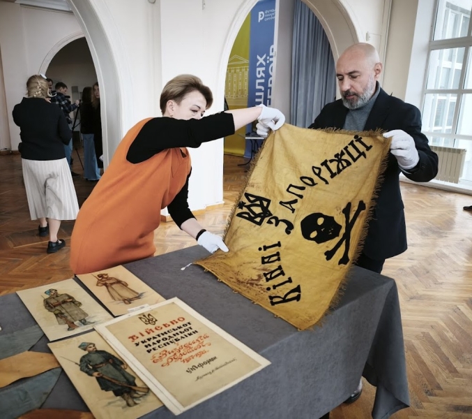 Прапори, які були на&nbsp;автомобілі Симона Петлюри: в&nbsp;Києві показали частину унікальної колекції, переданої з&nbsp;Канади